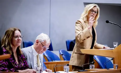 Aukje de Vries: Een Prominente Stem in de Nederlandse Politiek