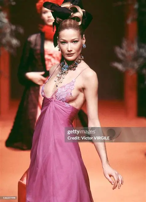 Carla Bruni: Fra Supermodel til Førstedame og Musikerikon – En Komplet Guide