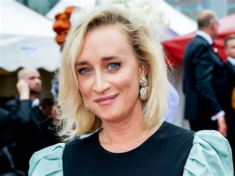 Eva Jinek: Een Diepgaande Blik op Haar Carrière, Invloed en Toekomst