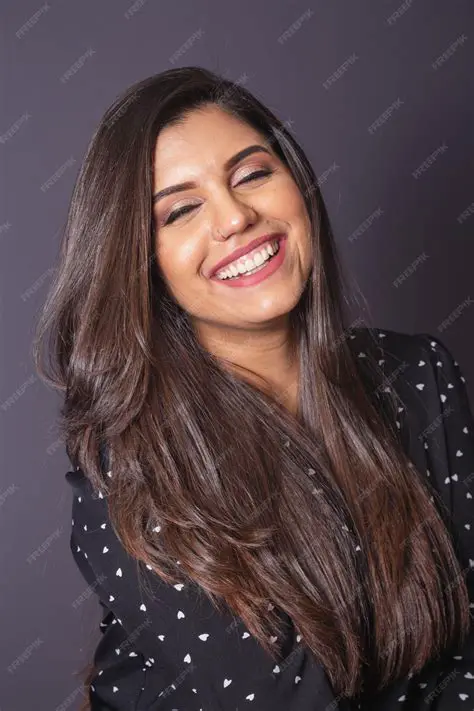 Izee Posesif Nunes: The Rising Star in Brazilian Fashion and Entrepreneurship