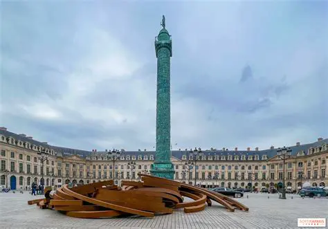 La Grenouille de la Place Vendôme : Mythe, Mystère et Réalité d'une Icône Parisienne
