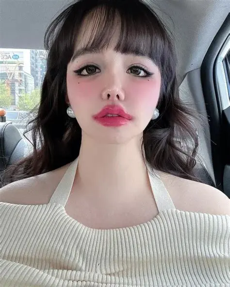 朴春 (Park Bom): 从 2NE1 主唱到独唱生涯的耀眼绽放