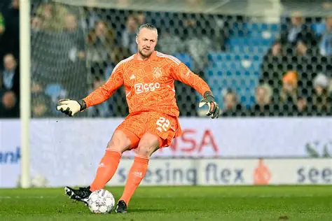 Remko Pasveer: A Goalkeeper's Journey from Eredivisie Stalwart to Ajax Hero